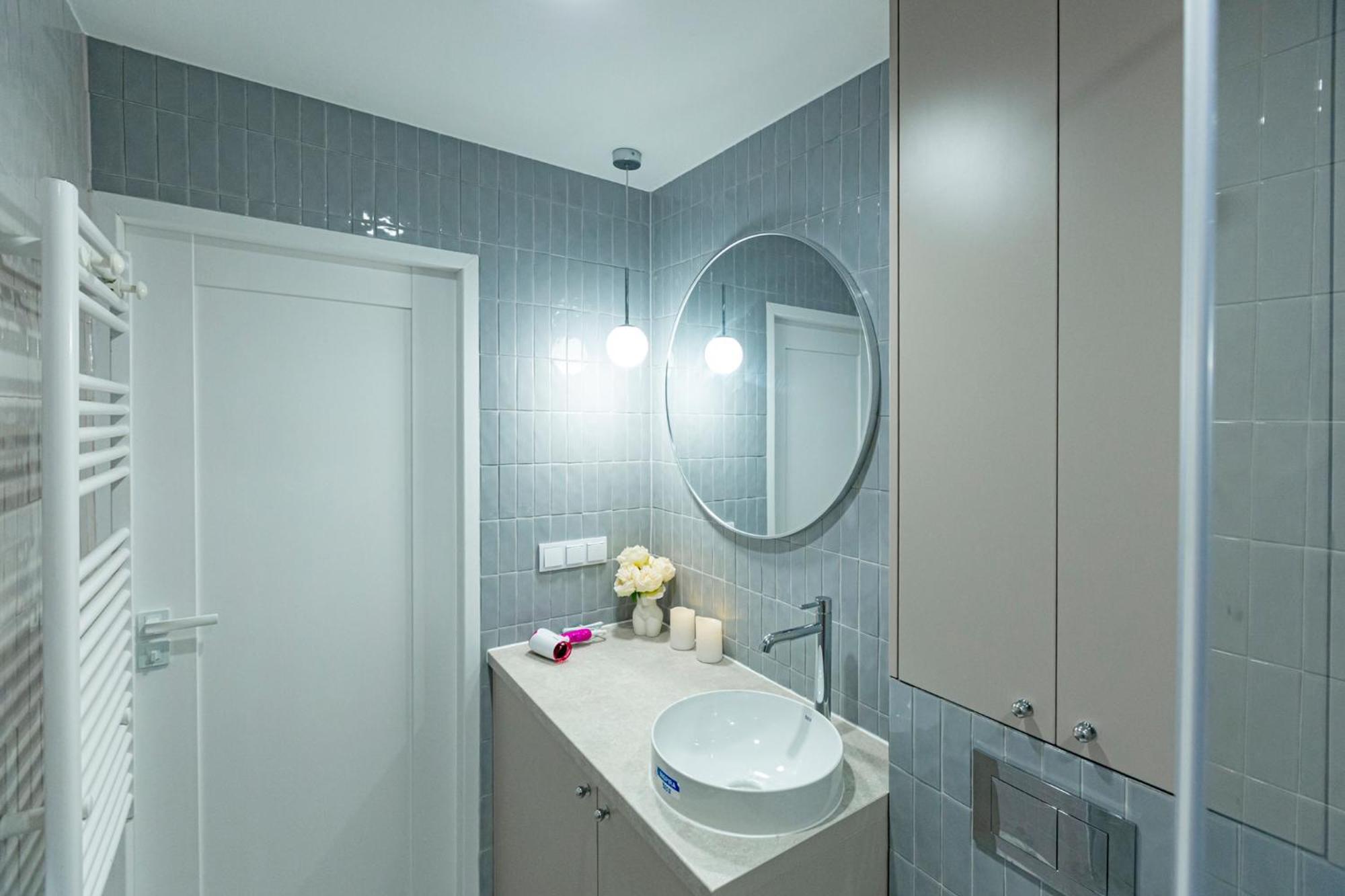 Apartament Batorego Grey - Stacja Metra 300m - Bezplatny Parking
